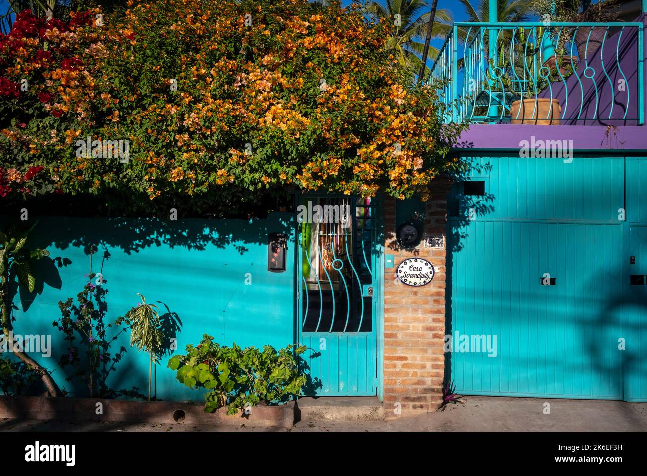 Bunte Fassade und Tor, helle tropische Farben, Bucerías, Mexiko Stockfoto