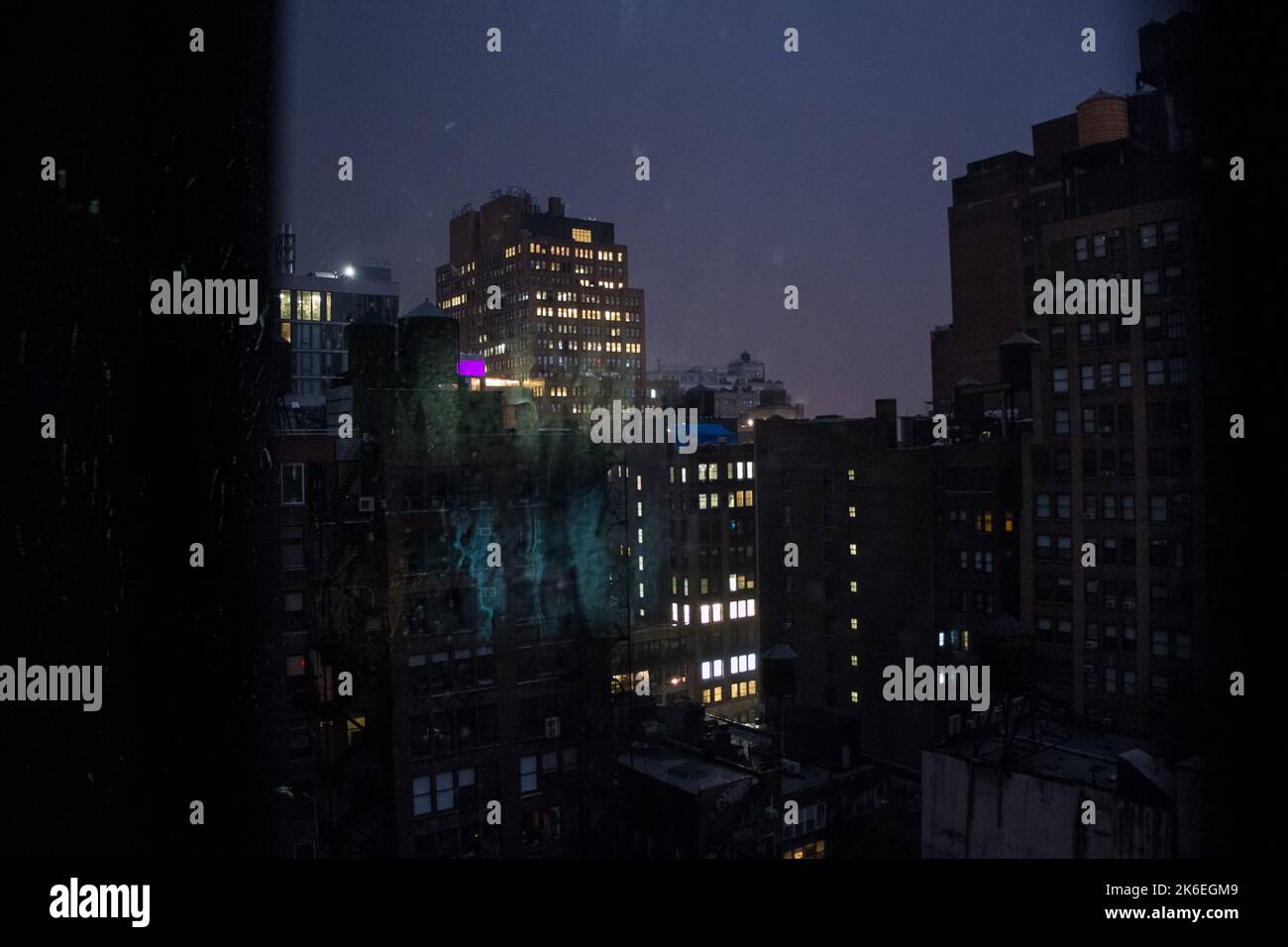 Manhattan Wolkenkratzer an einem düsteren, regnerischen Abend, New York City Stockfoto