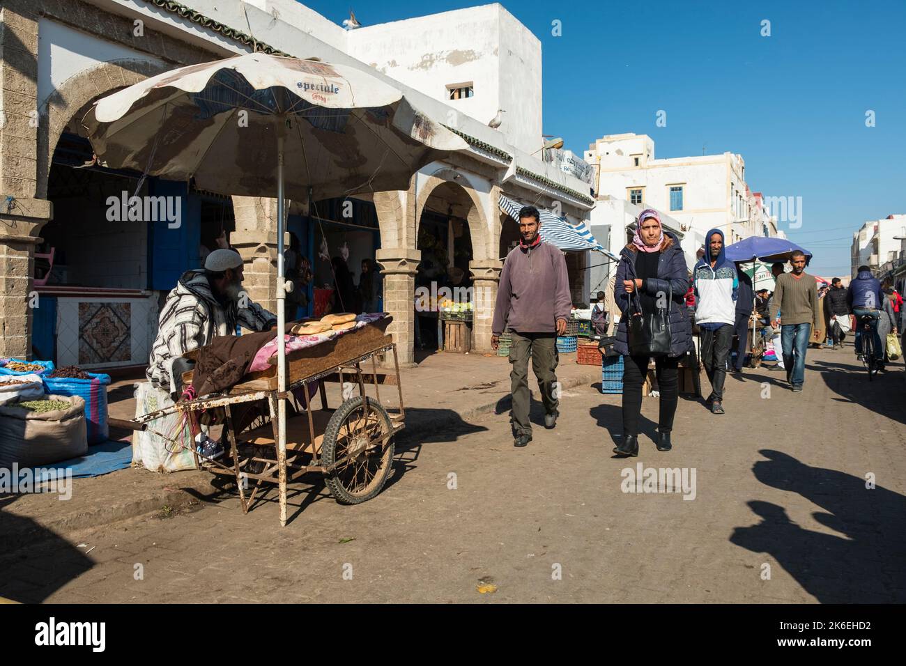 Einkaufen in der Medina der historischen Altstadt, Essaouira, Marokko, Nordafrika Stockfoto