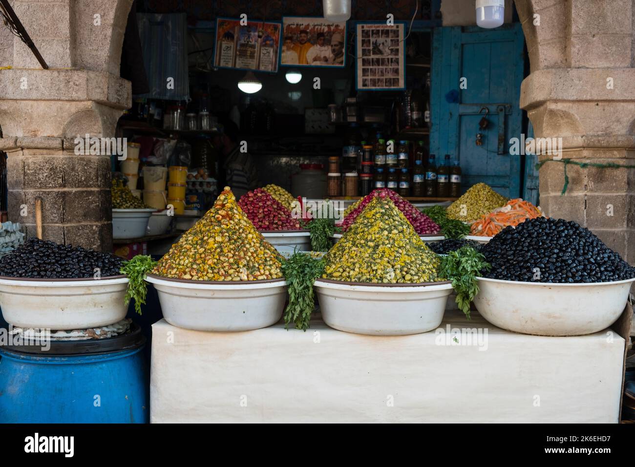 Vielfalt der Oliven kunstvoll ausgestellt und bereit zum Verkauf in der historischen Altstadt Medina, Essaouira, Marokko, Nordafrika Stockfoto