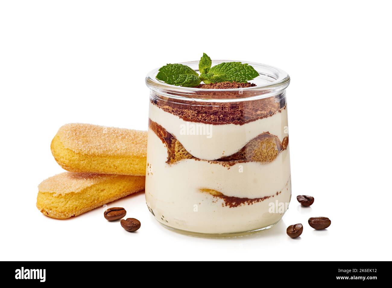 Glas mit geschichteten Tiramisu-Kuchen und savoyardy Cookies auf weiß Stockfoto
