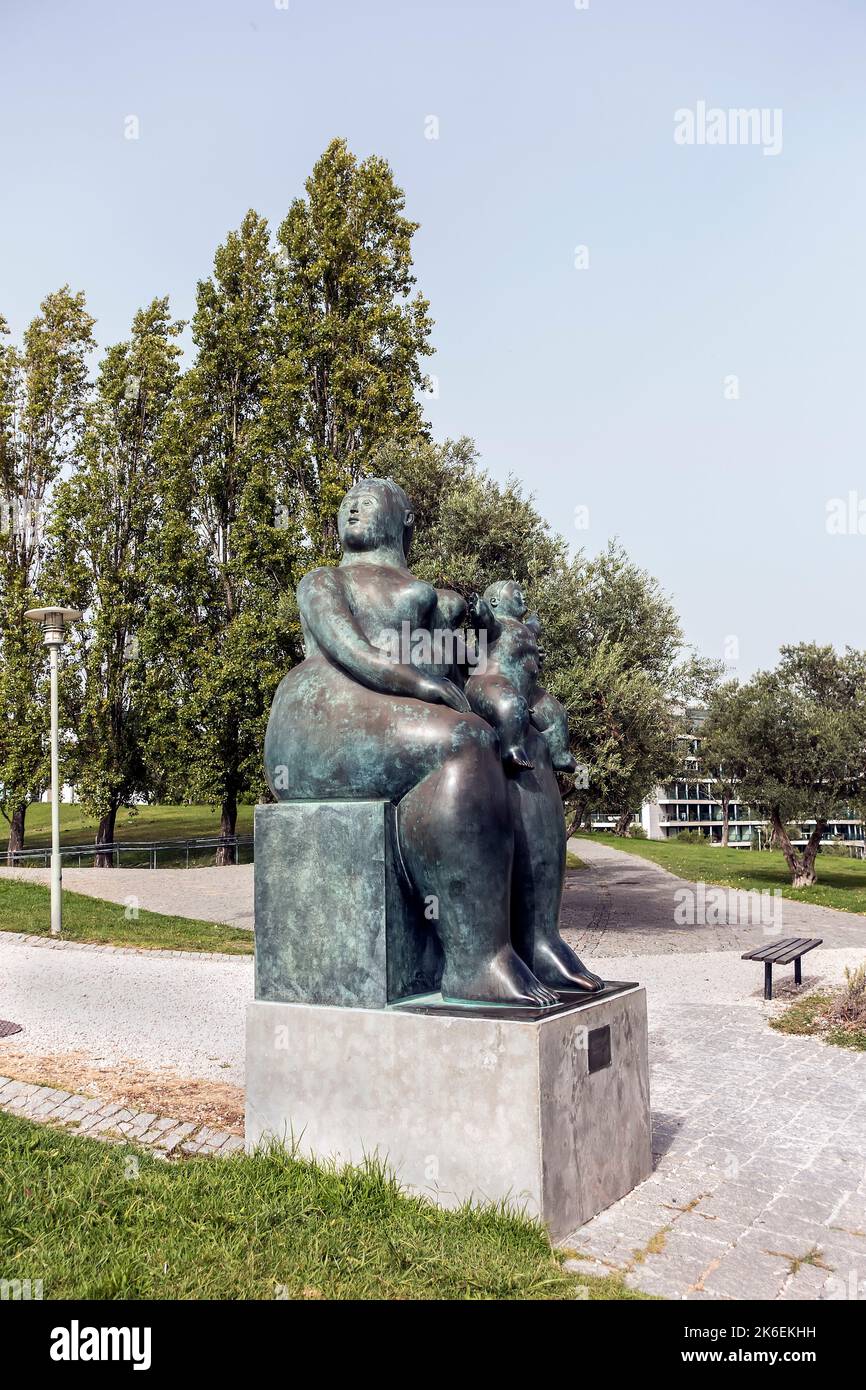 Maternidade (Mutterschaft) Statue des kolumbianischen Künstlers Fernando Botero im Parque Eduardo VII, Lissabon, Portugal Stockfoto