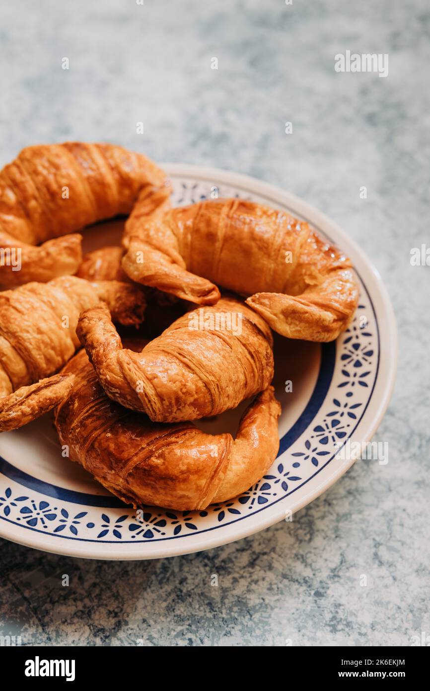 Vintage-Teller mit Medialunas, argentinischem süßen Croissant. Stockfoto