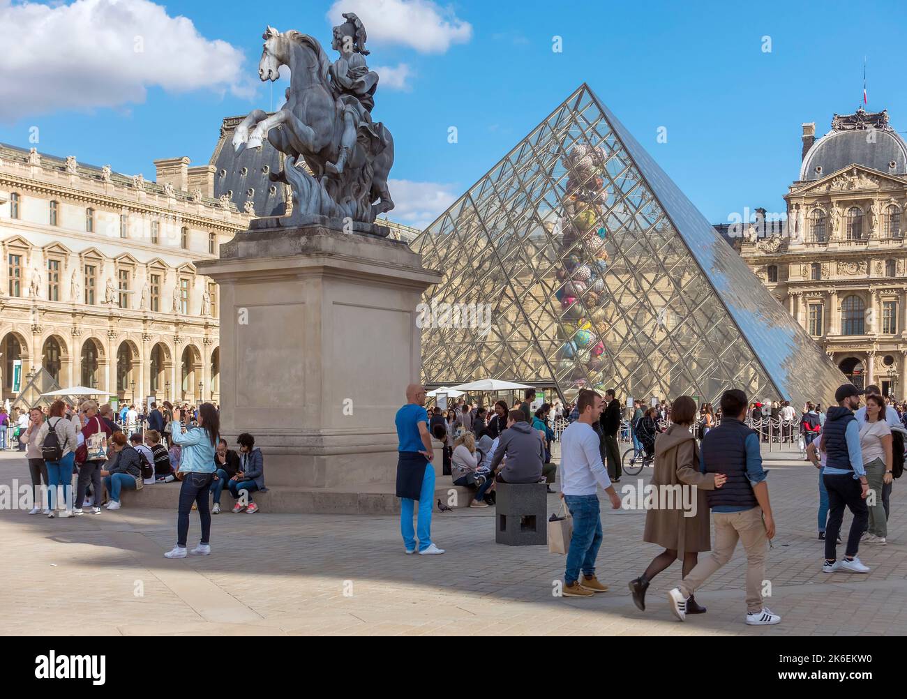 Menschen versammeln sich um die Louvre-Pyramide, Paris, Frankreich Stockfoto