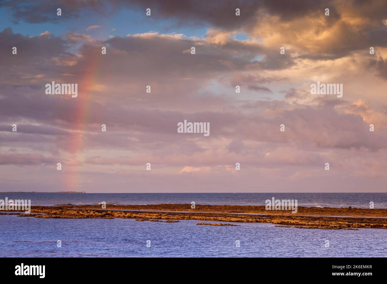 Porto Seguro Beach bei Sonnenuntergang mit Regenbogen in BAHIA, Brasilien Stockfoto