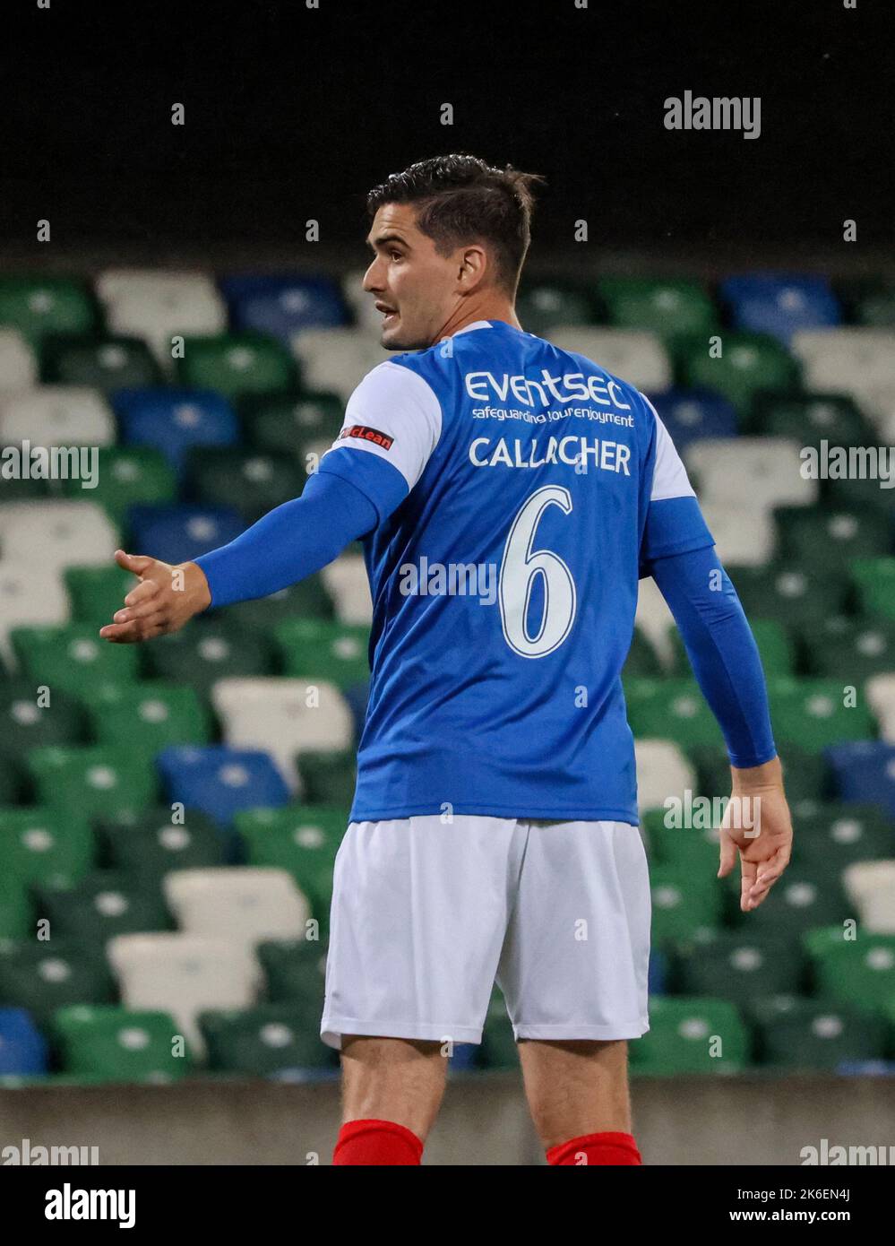 Windsor Park, Belfast, Nordirland, Großbritannien. 25 August 2022. Play-off-Runde der UEFA Europa Conference League (zweite Etappe) – Linfield gegen RFS. Linfield-Fußballspieler in Aktion, Linfield-Verteidiger Jimmy Callacher (6). Stockfoto