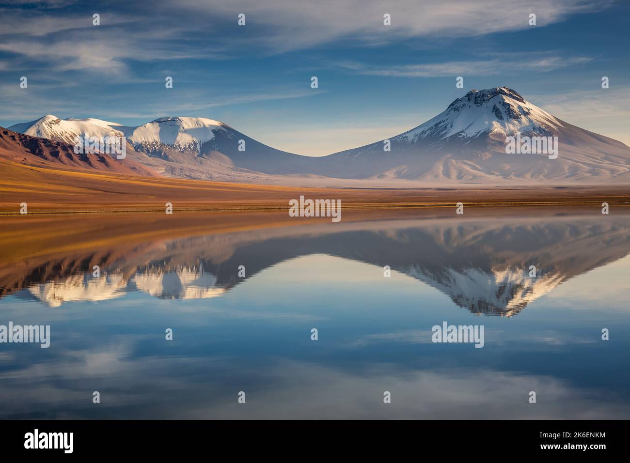 Idyllischer See Lejia Reflexion und vulkanische Landschaft in Atacama Wüste, Chile Stockfoto