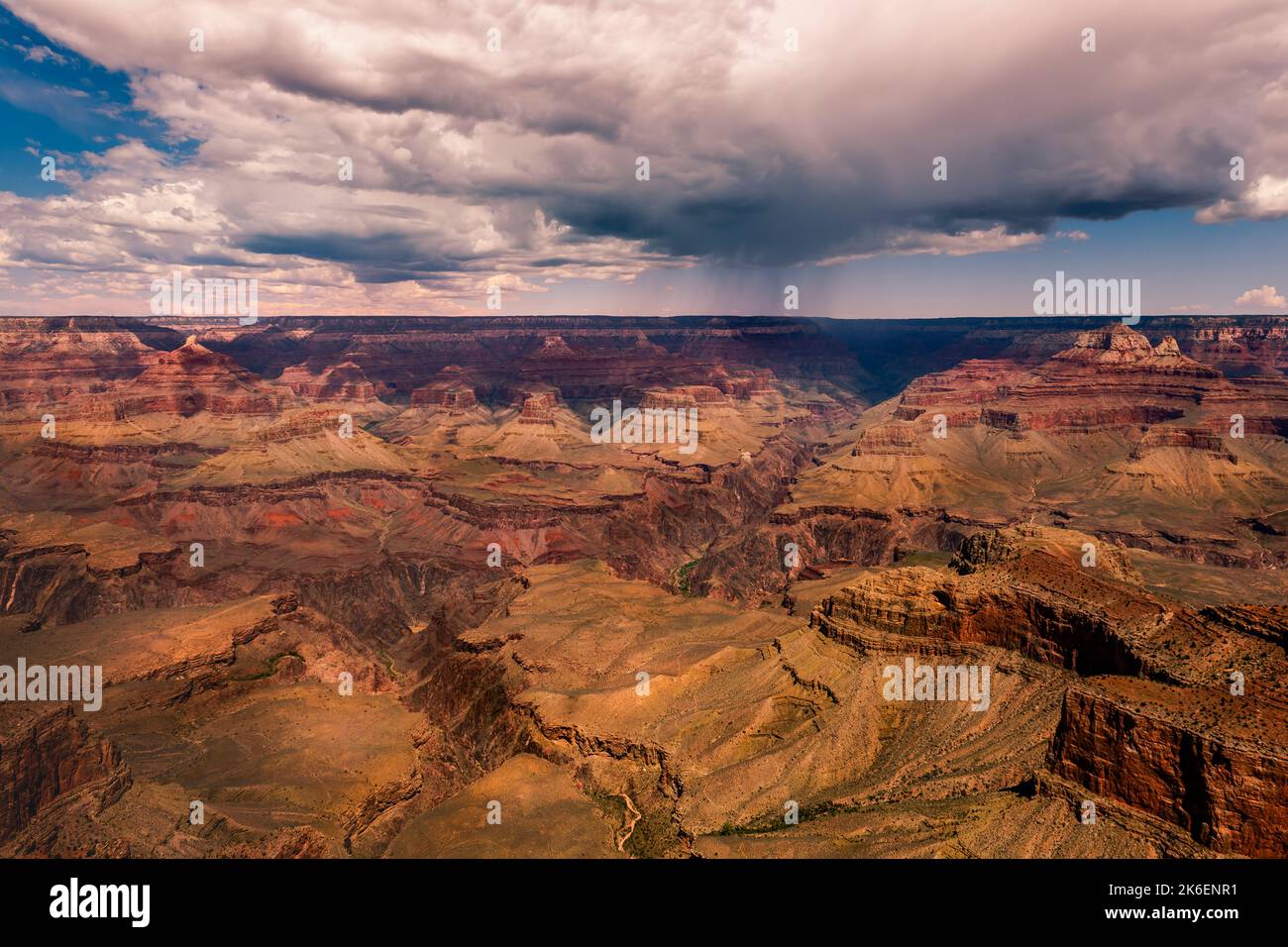 Südrand des Grand Canyon am dramatischen Himmel mit Sturmwolken, Arizona, USA Stockfoto