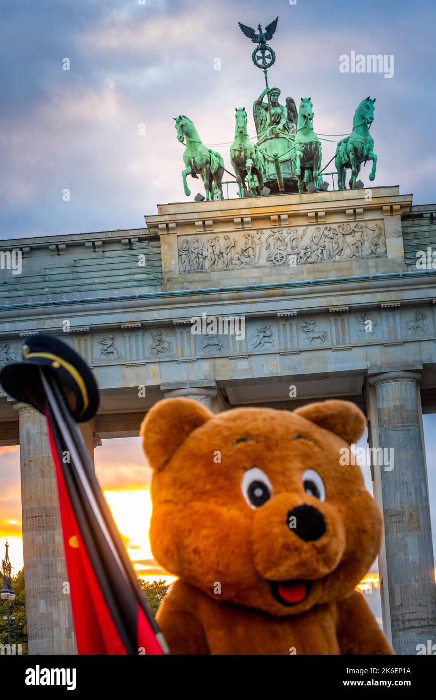 Brandenburger Tor, Brandenburger Tor, bei dramatischem Sonnenuntergang in Berlin, Deutschland Stockfoto