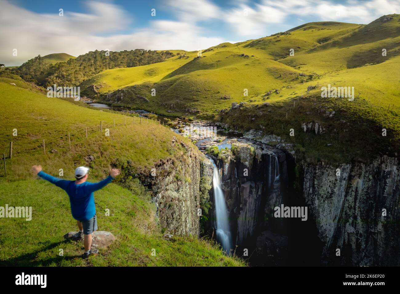 Ich und die Wasserfall-Landschaft im Süden Brasiliens bei friedlichen Sonnenuntergängen Stockfoto
