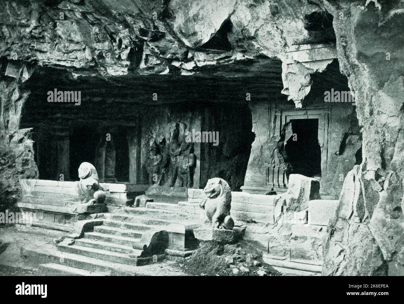 Die Bildunterschrift für dieses Bild von 1910 lautet: „Eingang zu einem der Grotto-Tempel auf der Insel Elephanta in Bombay [Indien]“. Elephanta Island, Hindi Gharapuri („Fortress City“), Insel im Hafen von Mumbai (Bombay) am Arabischen Meer, etwa 6 Meilen östlich von Mumbai. Die Grotte oder Höhlentempel sind meist dem Hindu-gott Shiva gewidmet. Stockfoto