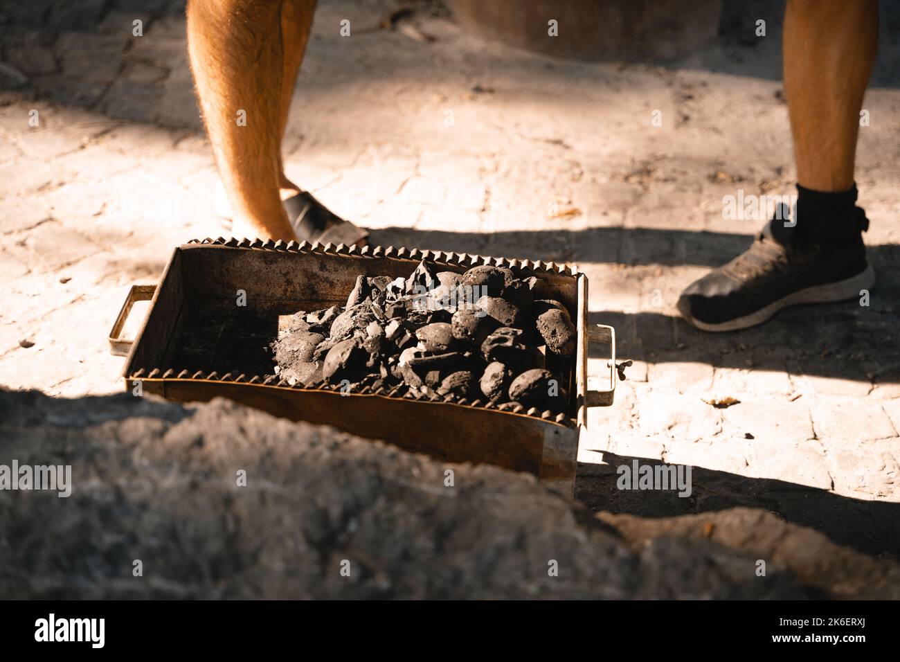 Grill wird bei einem Picknick verwendet, um Fleisch darauf zuzubereiten Stockfoto