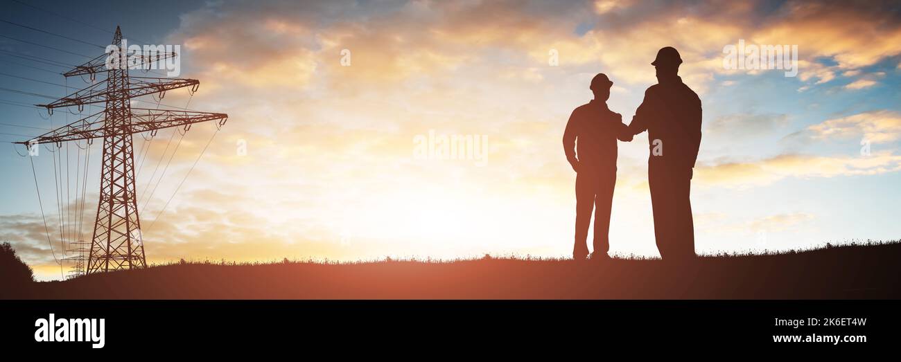 Two Person Silhouette Schüttelt Die Hand Gegen Powerlines Stockfoto