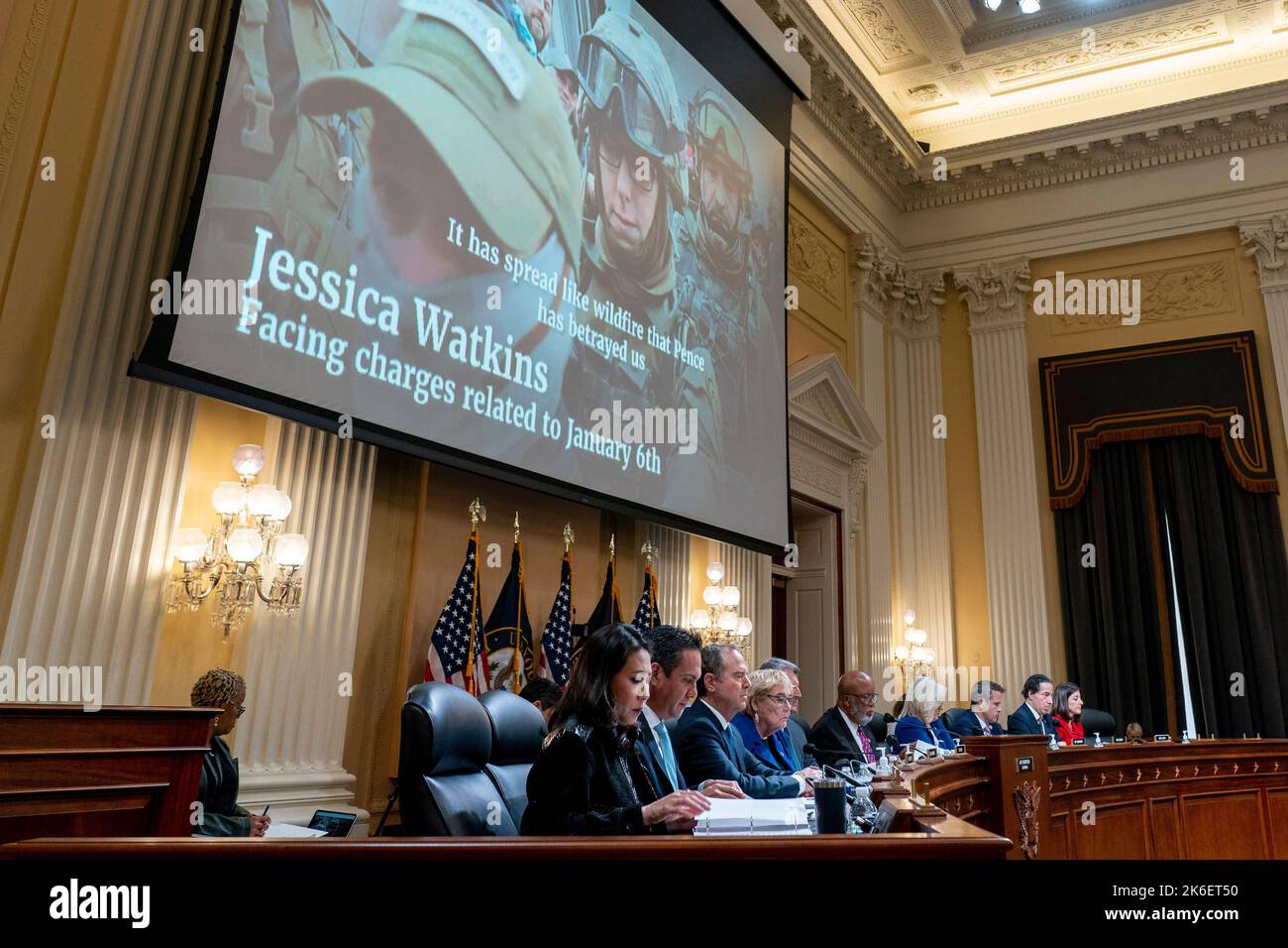 Ein Bild von Jessica Watkins, die mit Anschuldigungen im Zusammenhang mit dem 6. Januar konfrontiert ist, wird zusammen mit ihrem Audio als das House SELECT Committee angezeigt, das den Angriff auf die USA vom 6. Januar untersucht Capitol hält am Donnerstag, den 13. Oktober 2022, eine Anhörung auf dem Capitol Hill in Washington ab.Quelle: Andrew Harnik/Pool via CNP /MediaPunch Stockfoto