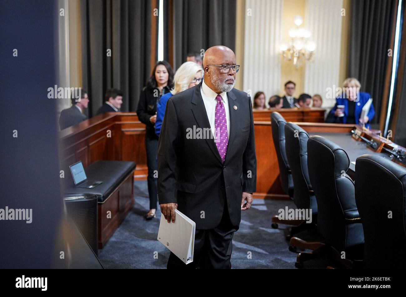 Washington, DC, USA. 13. Oktober 2022. Die Vertreterin der Vereinigten Staaten, Bennie Thompson (Demokrat von Mississippi), Vorsitzende des Auswahlausschusses des US-Repräsentantenhauses zur Untersuchung des Angriffs auf das US-Kapitol vom 6.. Januar und der Rest des Auswahlausschusses des Repräsentantenhauses, der den Angriff auf die USA vom 6. Januar untersucht Capitol kommt am Donnerstag, dem 13. Oktober 2022, zu einer Anhörung auf dem Capitol Hill in Washington, DC. Quelle: Jabin Botsford/Pool Via Cnp/Media Punch/Alamy Live News Stockfoto