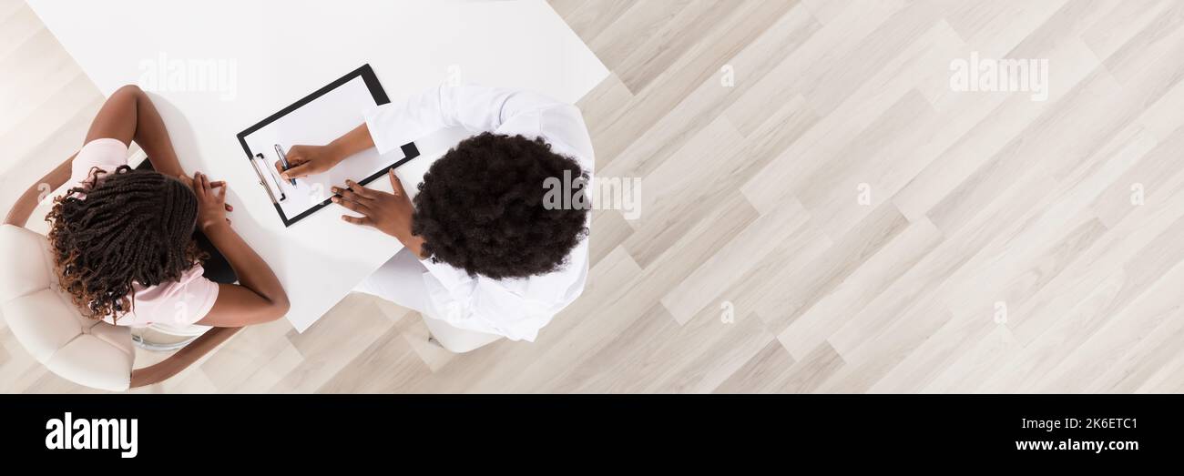 Therapeut Berädt Kind. Frau Im Gespräch Mit Deprimiertem Kind Stockfoto