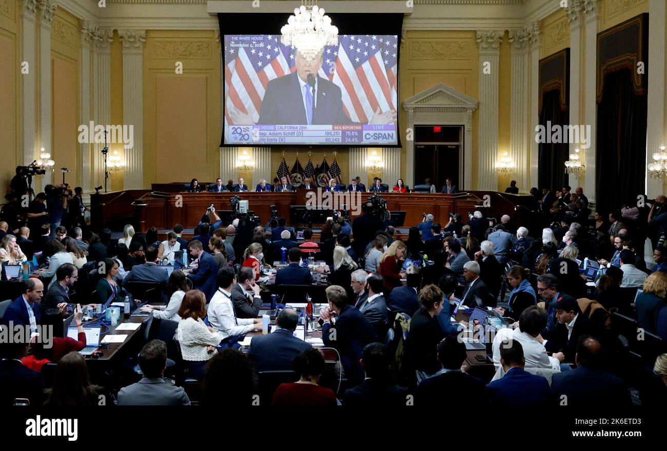 Das Auswahlkomitee des US-Repräsentantenhauses zur Untersuchung des Angriffs auf die USA vom 6. Januar Capitol spielt ein Video des ehemaligen Präsidenten Donald Trump ab, in dem er während seiner öffentlichen 2020 Anhörung auf dem Capitol Hill in Washington, USA, am 13. Oktober 2022 erklärte, dass er die Präsidentschaftswahlen gewonnen habe. Quelle: Jonathan Ernst/Pool via CNP /MediaPunch Stockfoto