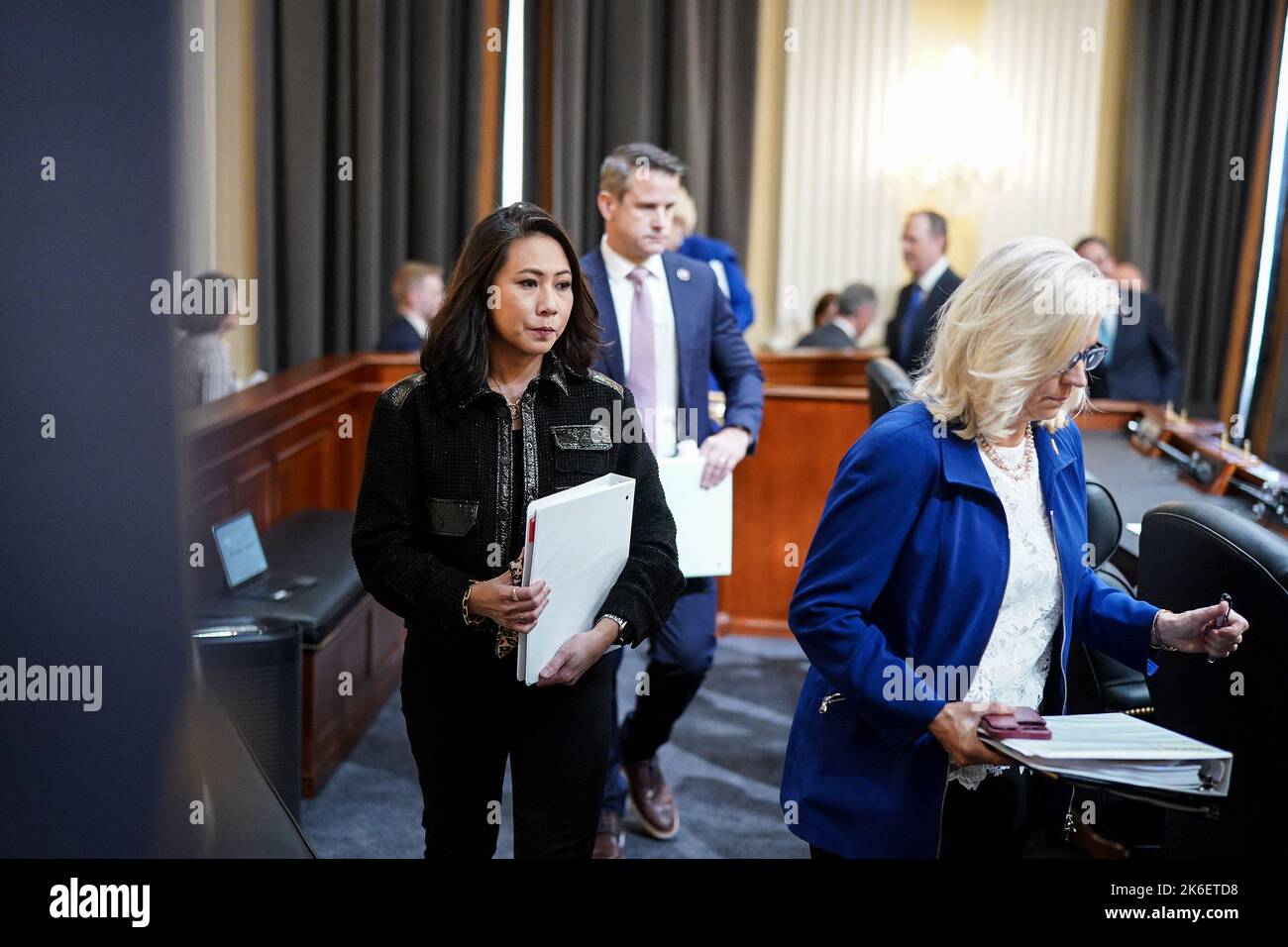Washington, DC, USA. 13. Oktober 2022. Die US-amerikanische Vertreterin Stephanie Murphy (Demokratin von Florida), links, die US-Vertreterin Liz Cheney (Republikanerin von Wyoming), die stellvertretende Vorsitzende des US-Repräsentantenhauses zur Untersuchung des Angriffs auf das US-Kapitol vom 6.. Januar, rechts, der US-Repräsentant Adam Kinzinger (Republikaner von Illinois), Das Center und der Rest des Repräsentantenhauses wählen Ausschuss, der den Angriff auf die USA vom 6. Januar untersucht Capitol kommt am Donnerstag, dem 13. Oktober 2022, zu einer Anhörung auf dem Capitol Hill in Washington, DC. Quelle: Jabin Botsford/Pool Via Cnp/Media Punch/Alamy Live News Stockfoto
