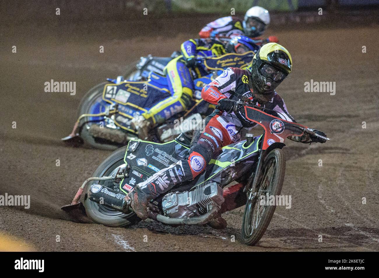 Tom Brennan (Gelb) führt Kyle Howarth (Blau) und Matej Zagar (Weiß) während des Grand Final 2. der SGB Premiership zwischen Sheffield Tigers und Belle Vue Aces am Donnerstag, den 13.. Oktober 2022 im Owlerton Stadium, Sheffield. (Kredit: Ian Charles | MI News) Stockfoto