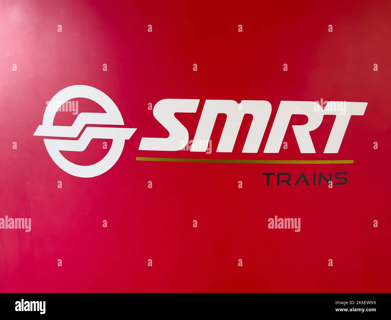 Zeichen des Zugverkehrs SMRT-Logo und Wortformen auf rotem Hintergrund. Singapur Stockfoto