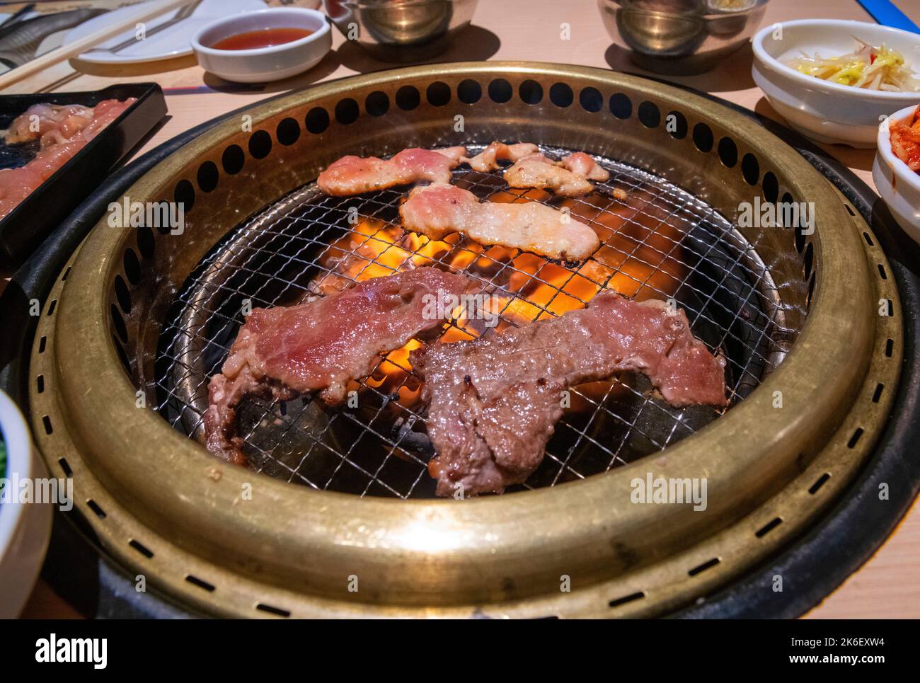 Koreanisches BBQ-Restaurant, Grillen von Huhn und Rindfleisch. Stockfoto