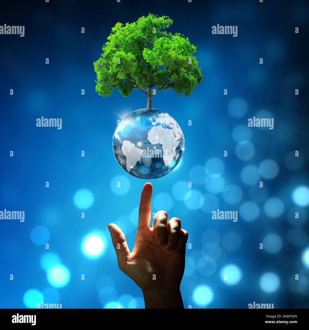 Hand zeigt wachsenden Baum auf Kristallkugel mit technologischer Konvergenz blauen Hintergrund. Innovative Technologie, Natur Technologie Interaktion. Stockfoto