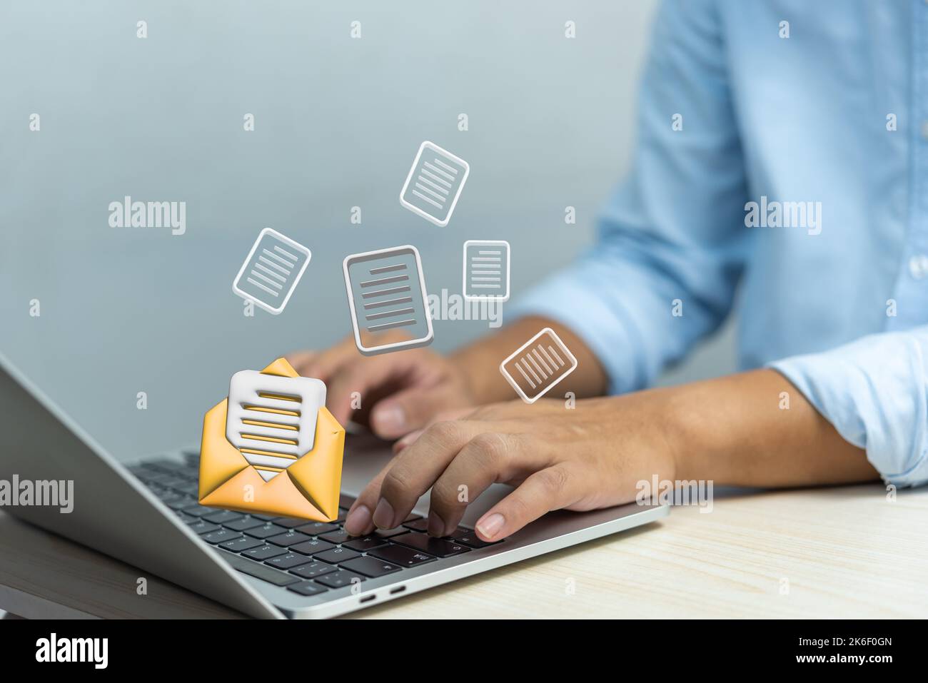 Geschäftsmann, der Computer-Laptop verwendet, um das E-Mail-Symbol online zu überprüfen oder per E-Mail an Partner und Kunden im Web mit dem Konzept der virtuellen Schnittstellentechnologie zu senden. Stockfoto