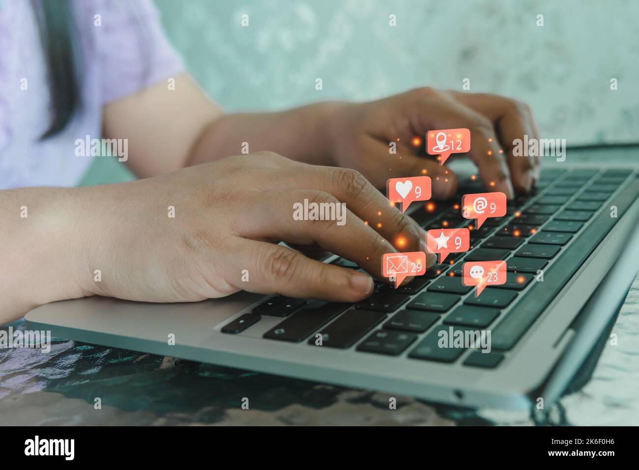 Frau mit Computer Laptop sozialen Netzwerk Symbole und arbeiten Internet digitalen Marketing-E-Mail. Stockfoto