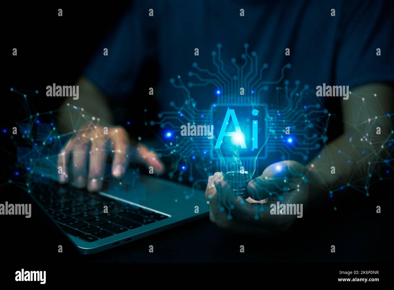 Idee für einen KI-Computer Informations- und Kommunikationstechnologie (IoT) Business-Management-Lösung mit künstlicher Intelligenz eine Glühbirne für inno Stockfoto