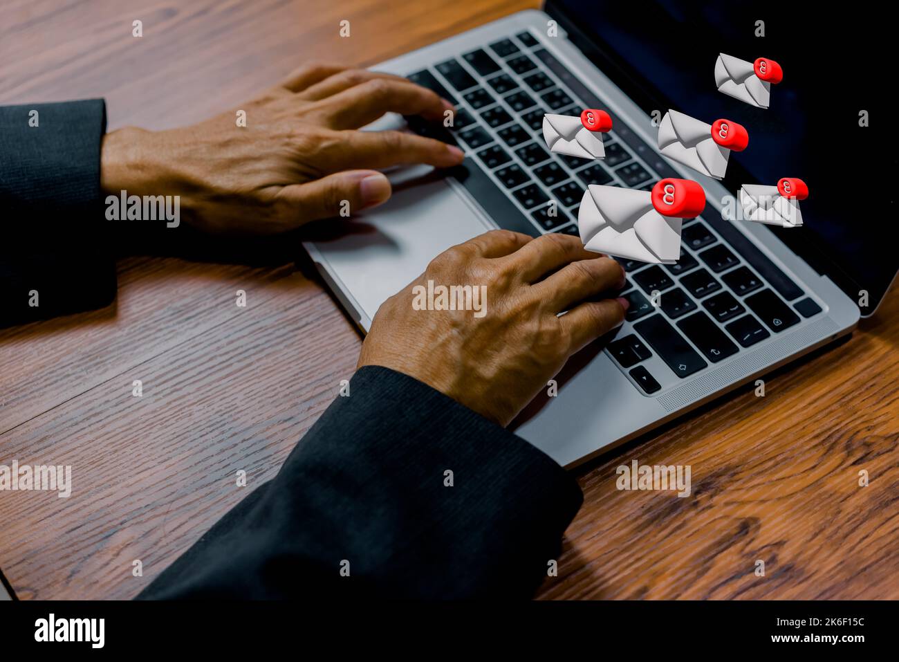 Geschäftsmann mit Computer-Laptop und E-Mail-Symbol 3D online oder E-Mail an Partner und Kunden im Web mit virtueller Schnittstelle Technologie c Stockfoto