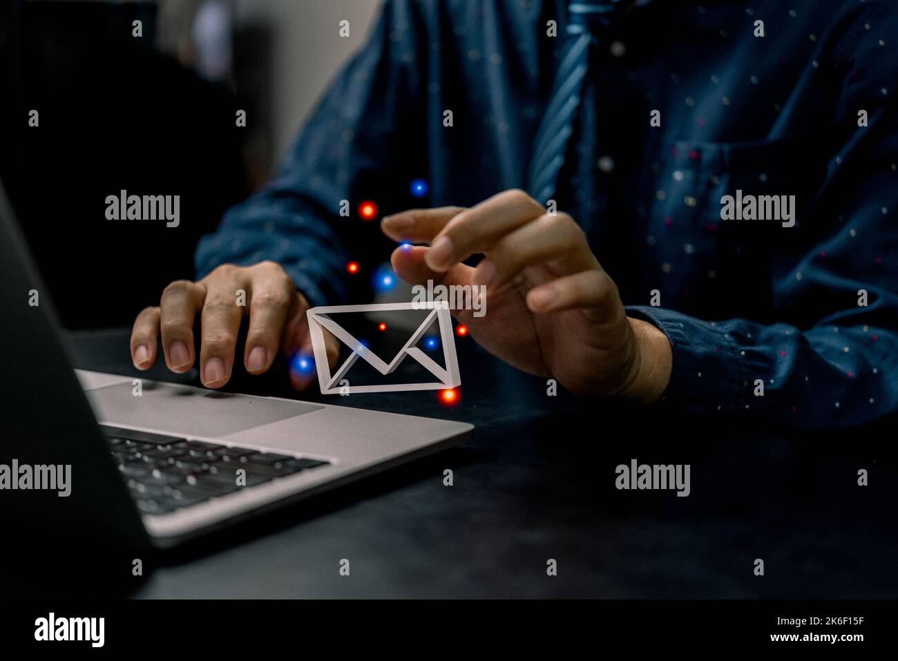 Geschäftsmann mit Computer-Laptop und E-Mail-Symbol 3D online oder E-Mail an Partner und Kunden im Web mit virtueller Schnittstelle Technologie c Stockfoto