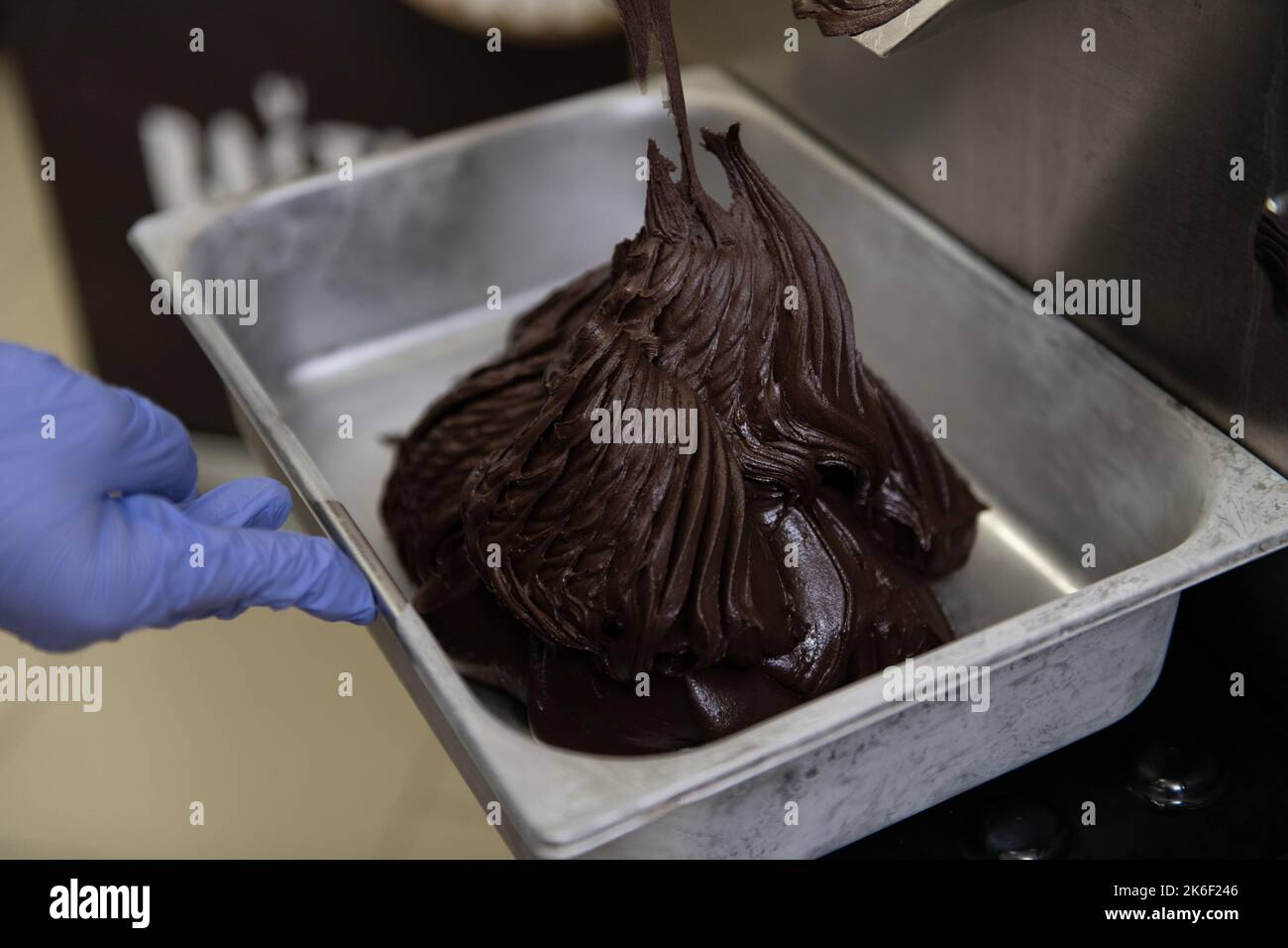 Industrielle Zubereitung von cremigem frischem Eis aus der Maschine Stockfoto