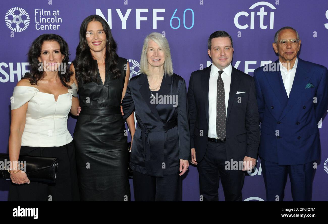 New York, USA. 13. Oktober 2022. L-R: Jodi Kantor, Megan Twohey, Rebecca Corbett, Rory Tolan und Dean Baquet nehmen am 13. Oktober 2022 an der Präsentation von She Said Said 60. beim NY Film Festival in der Alice Tully Hall in New York, NY, Teil. (Foto von Stephen Smith/SIPA USA) Quelle: SIPA USA/Alamy Live News Stockfoto