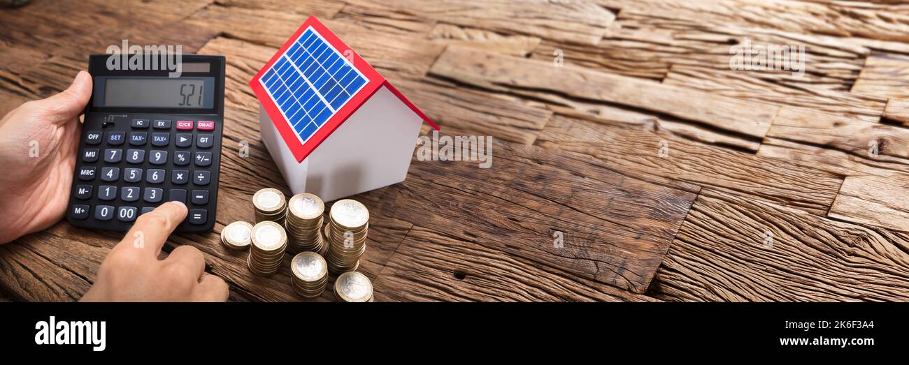 Solarpanel Geldanlage. Hausdach. Energierechner Stockfoto