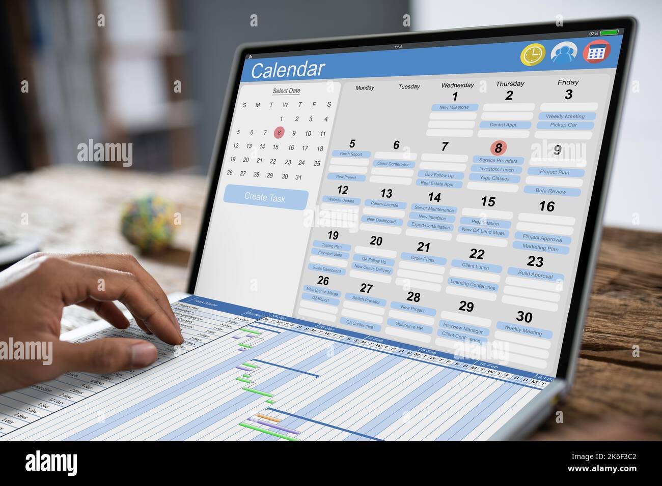 Mann, Der Am Kalender-Agenda-Zeitplan Auf Dem Computer Arbeitet Stockfoto