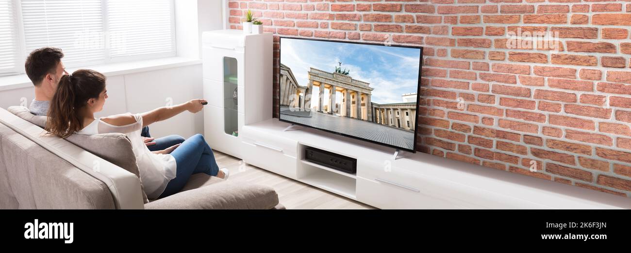 Paar, die zu Hause Fernsehen. Fernsehbildschirm Stockfoto