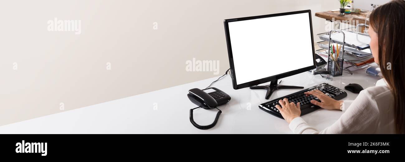 Arbeiten mit leerem PC-Computerbildmonitor Stockfoto