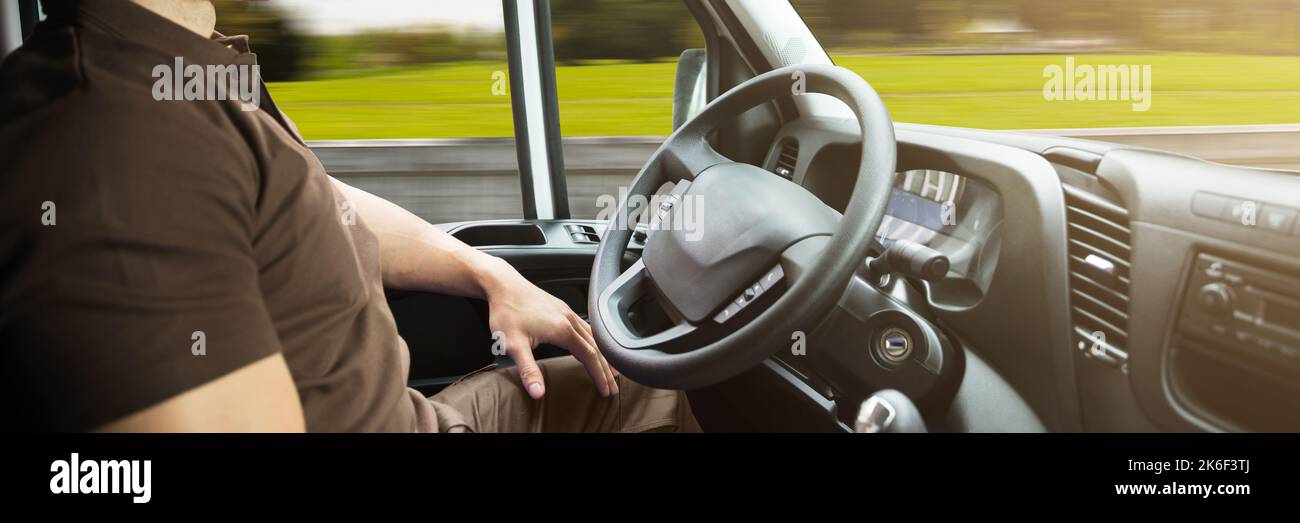 Fahrerloser Lieferwagen. Man Courier In Van Car Stockfoto