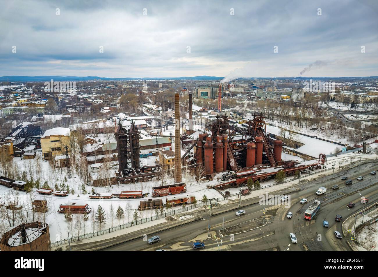 Demidows altes Werk in Nischni Tagil. Alte verlassene Metallurgieanlage am Wintertag. Luftaufnahme Stockfoto