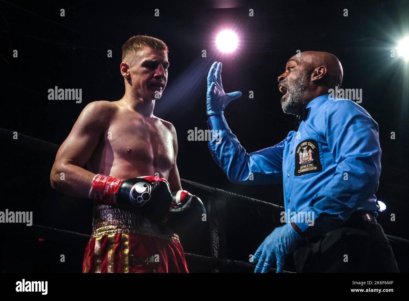 New York City, NY, USA. 13. Oktober 2022. Der Refree Steve Willis gibt BrooklynÃs Ivan Golub (21-1 16 Kos) eine Zählung, nachdem Golub gegen ToledoÃs Wesley Tucker (15-4 9 Kos) niedergeschlagen wurde. Trotz des Niedergangs gewann Golub von TKO, als TuckerÃs corner didnÃt ihn nach der 4.. Runde zur Glocke schickte. (Bild: © Adam DelGiudice/ZUMA Press Wire) Stockfoto