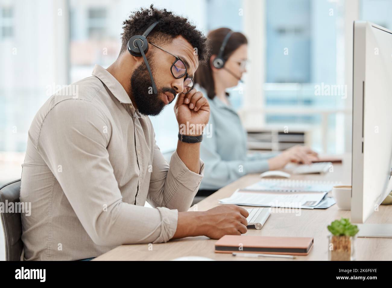 Burnout, Stress und Call-Center-Agent Mann auf Computer im Telemarketing Verkauf, Website unterstützen Karriere Müdigkeit. Müde, Angst oder Depression der Online-IT Stockfoto