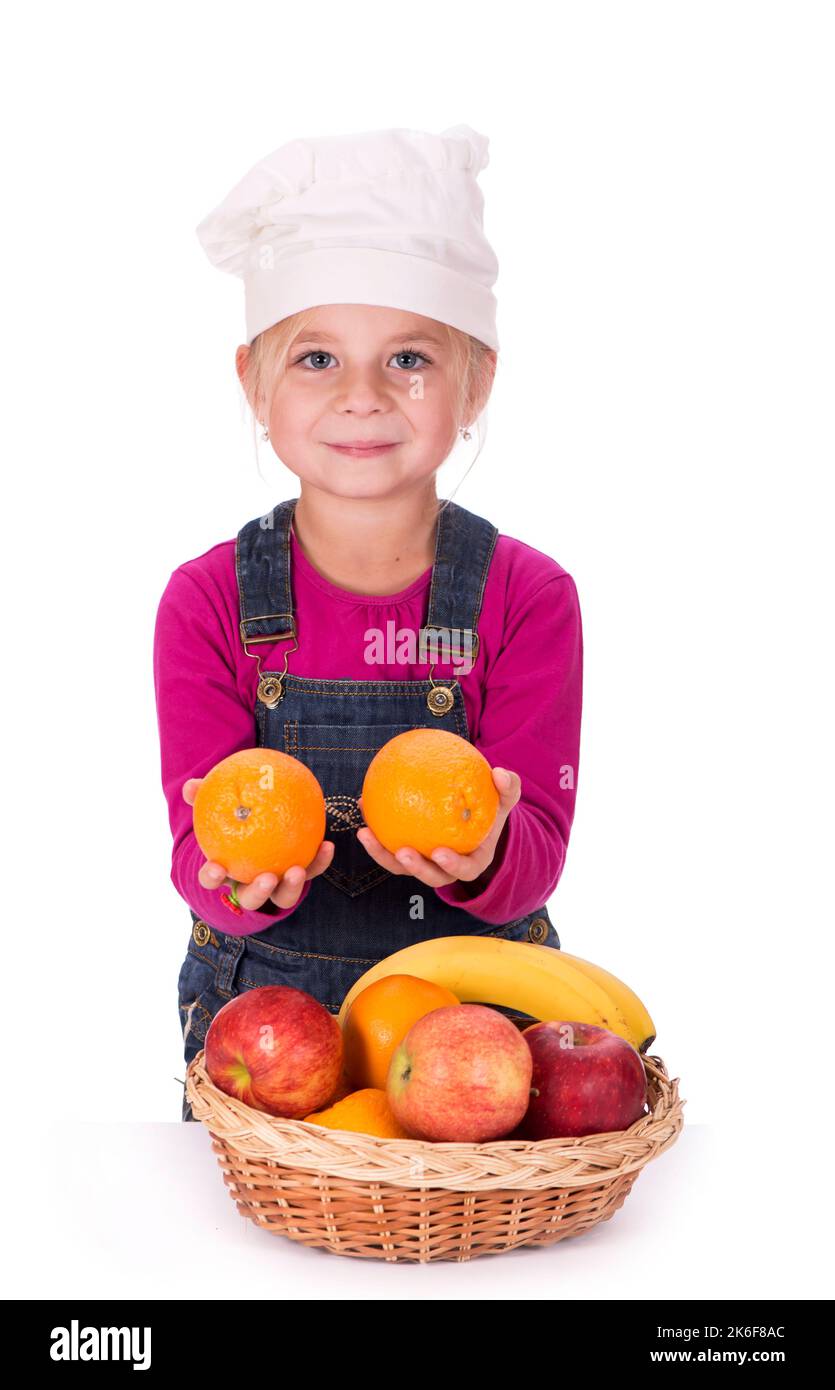 Nahaufnahme eines kleinen Mädchens mit Früchten - Äpfeln, Bananen und Orangen. Isoliert auf einem hellen Hintergrund. Stockfoto