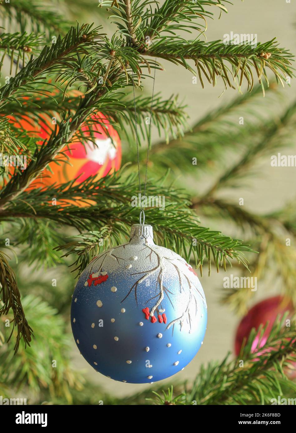Weihnachtskugel auf dem Weihnachtsbaum Stockfoto