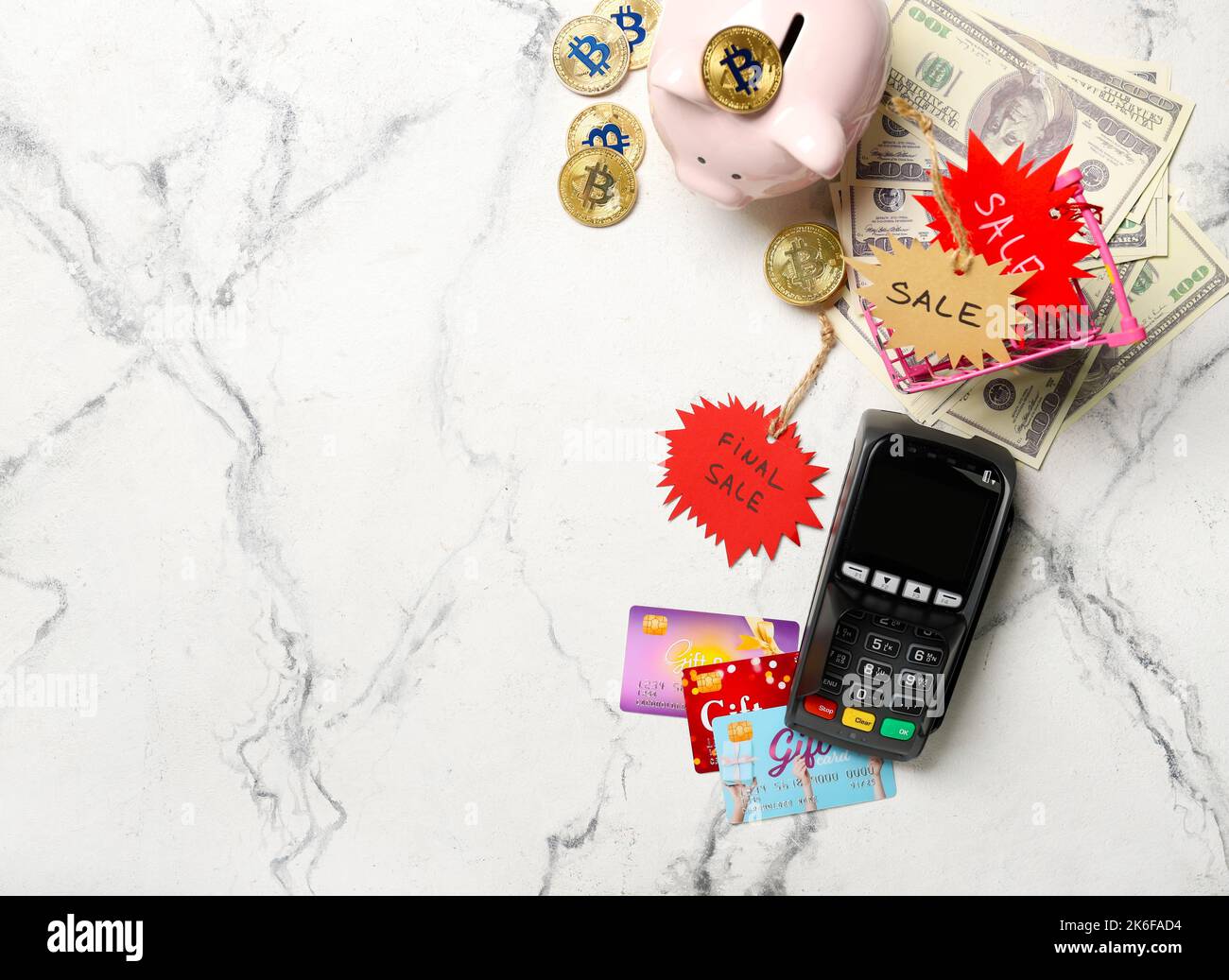 Sparschwein, Einkaufswagen, Geld, Zahlungsterminal, Geschenkkarten und Tags mit Text SCHLUSSVERKAUF auf hellem Hintergrund Stockfoto