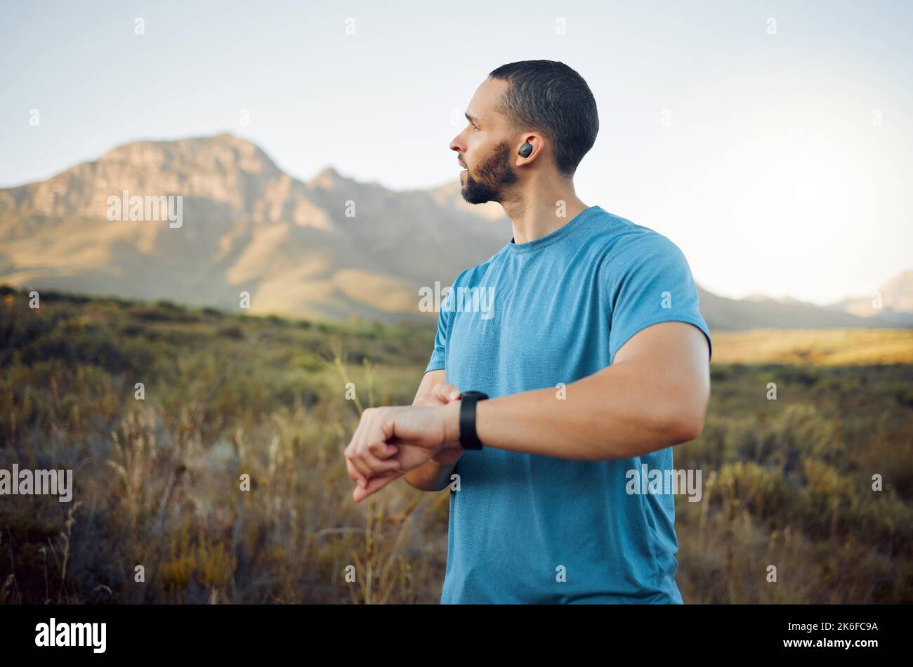 Trainieren Sie, denken Sie Menschen und im Freien zum Ansehen, trainieren Sie oder genießen Sie die Natur mit einer digitalen Uhr für Ausdauer. Wellness, Fitness oder gesunder Mann in Sportbekleidung Stockfoto