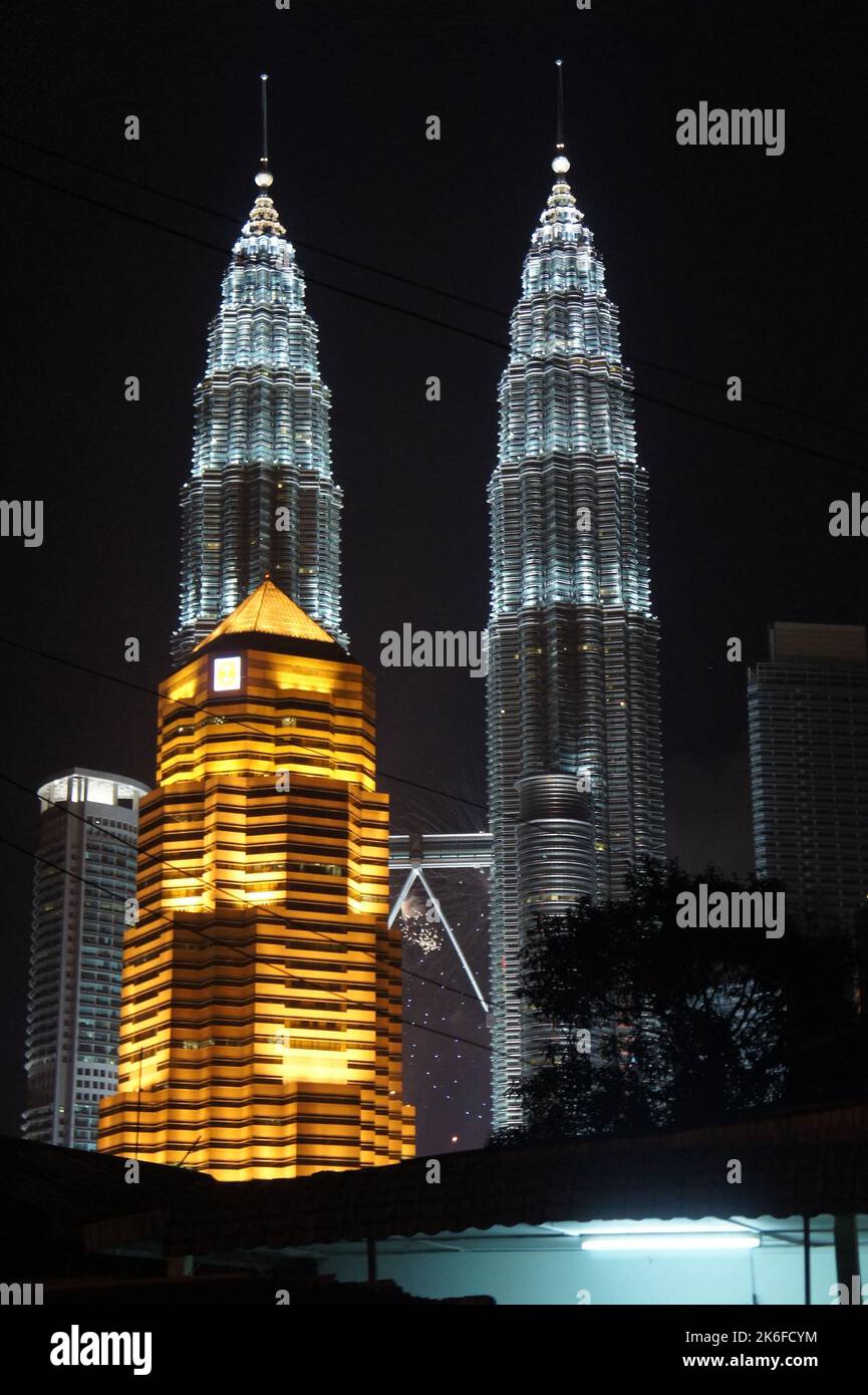 Eine wunderschöne vertikale Ansicht der herrlichen KLCC Twin Towers im Zentrum von Kuala Lumpur bei Nacht Stockfoto