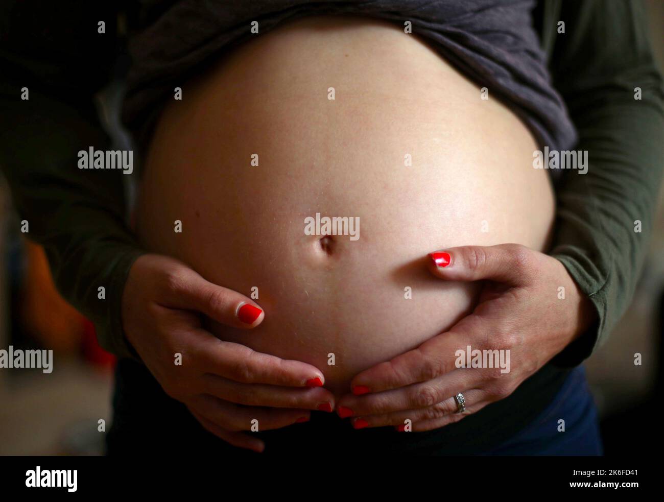 Aktenfoto vom 25/05/18 einer Schwangeren, die ihren Magen hält, Laut Forschern ist die Zahl der Babys, die im Januar 2021 geboren wurden, im Vergleich zu den Lebendgeburten im gleichen Monat in den Vorjahren um 14 % gesunken, da dies wahrscheinlich durch die Befürchtungen einer Gesundheitskrise in Covid-19 während der ersten Welle der Pandemie ausgelöst wurde. Stockfoto