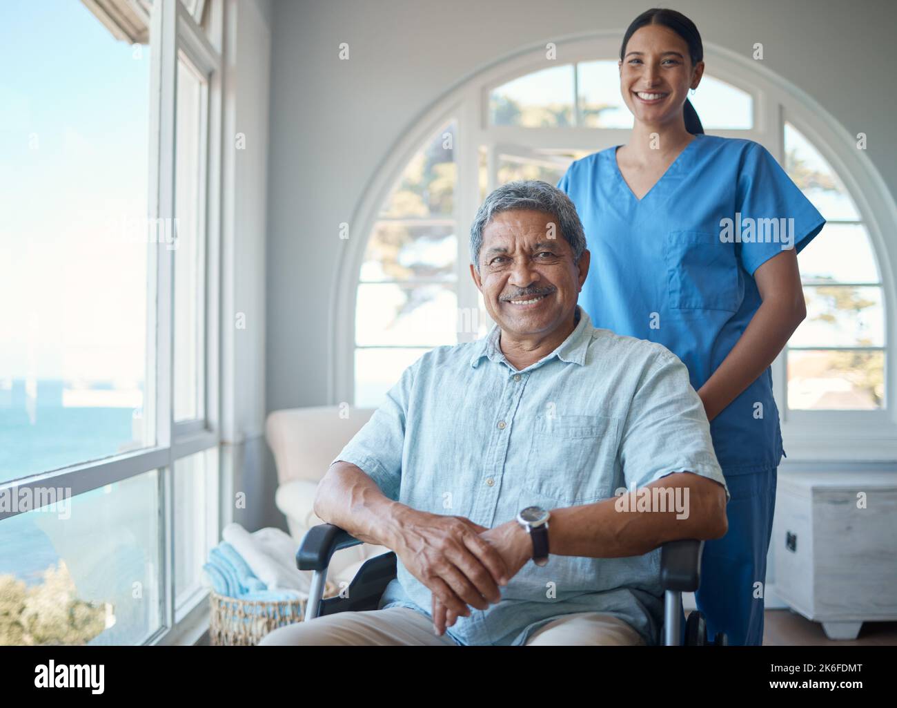 Shes die besten. Beschnittenes Porträt eines hübschen älteren Mannes und seiner Krankenschwester im Altersheim. Stockfoto
