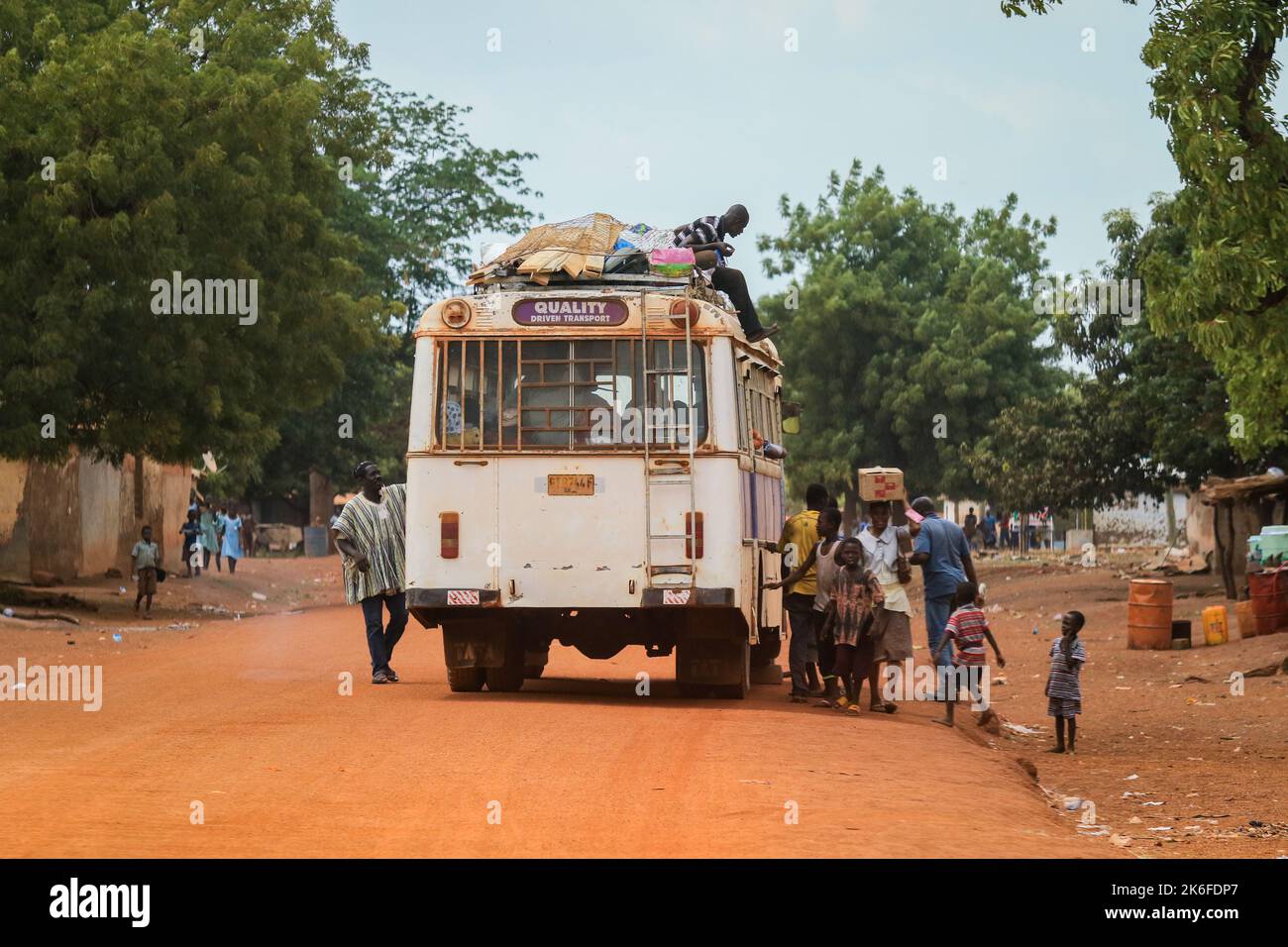 Accra, Ghana - 01. April 2022: Farbenfroher öffentlicher Minibus aus Afrika auf der Dusty Road im Herzen Ghanas Stockfoto