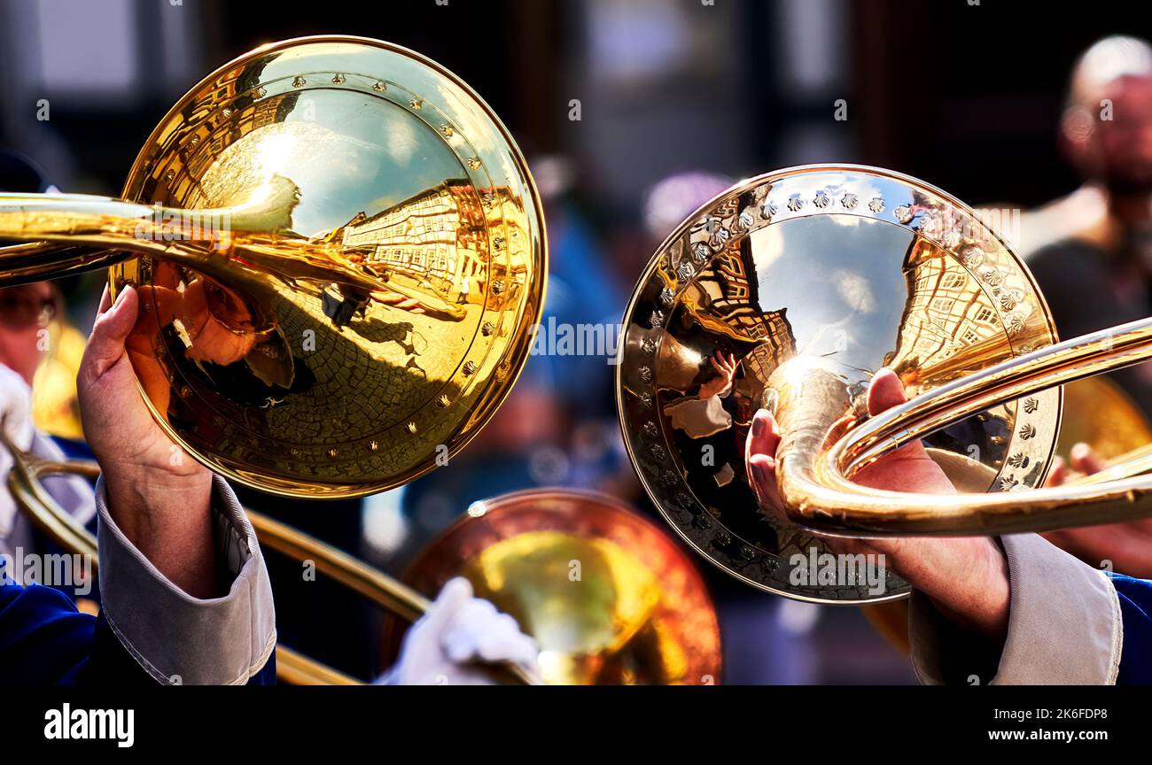 Spiegelung von Fachwerkfassaden auf den Hörnern der goldenen Blasinstrumente Stockfoto